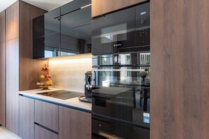 Villa | Cocina privada | Cafetera de espresso, refrigerador, microondas y horno 