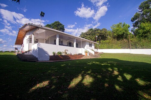 Private Country Home: Pool, Jacuzzi & Nature – 20 min to Pereira