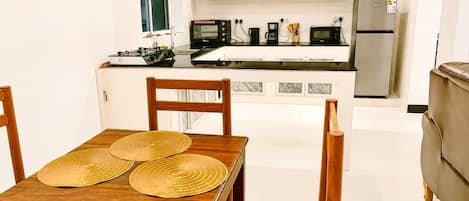 Apartment, 2 Schlafzimmer, Balkon, Meerblick | Innenbereich