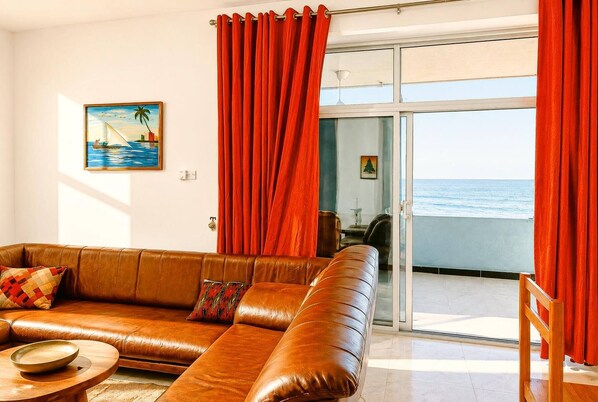 Apartamento, 2 habitaciones, balcón, vistas al mar | Sala de estar