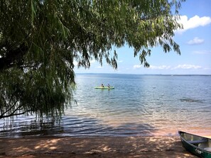 Un lac paisible avec un bateau et un quai.