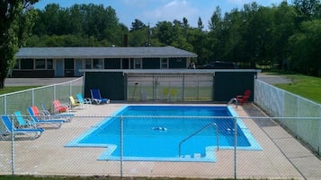 Una piscina al aire libre de temporada