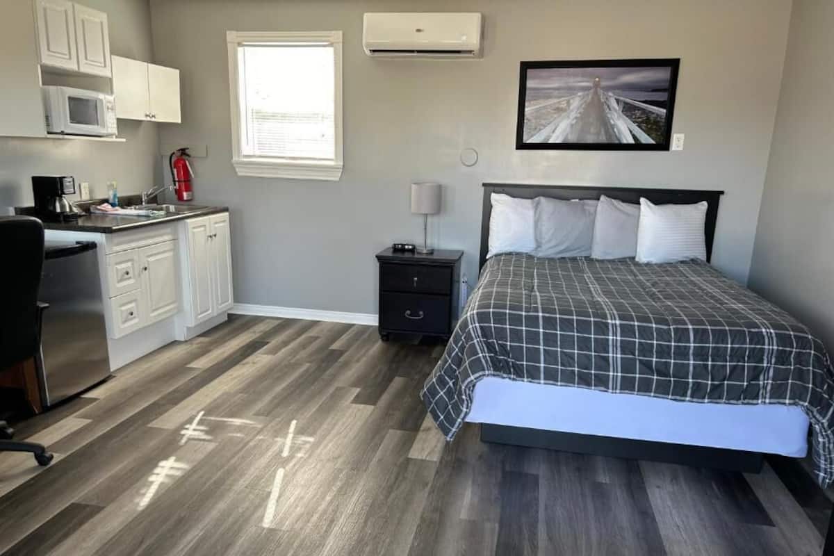 Deluxe Room, 1 Queen Bed | WiFi (free)