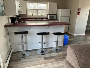 Apartment, Garden View | Private kitchen - Middleton Motel and Suits (Middleton)