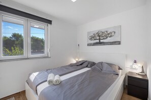 3 bedrooms, iron/ironing board, WiFi, bed sheets