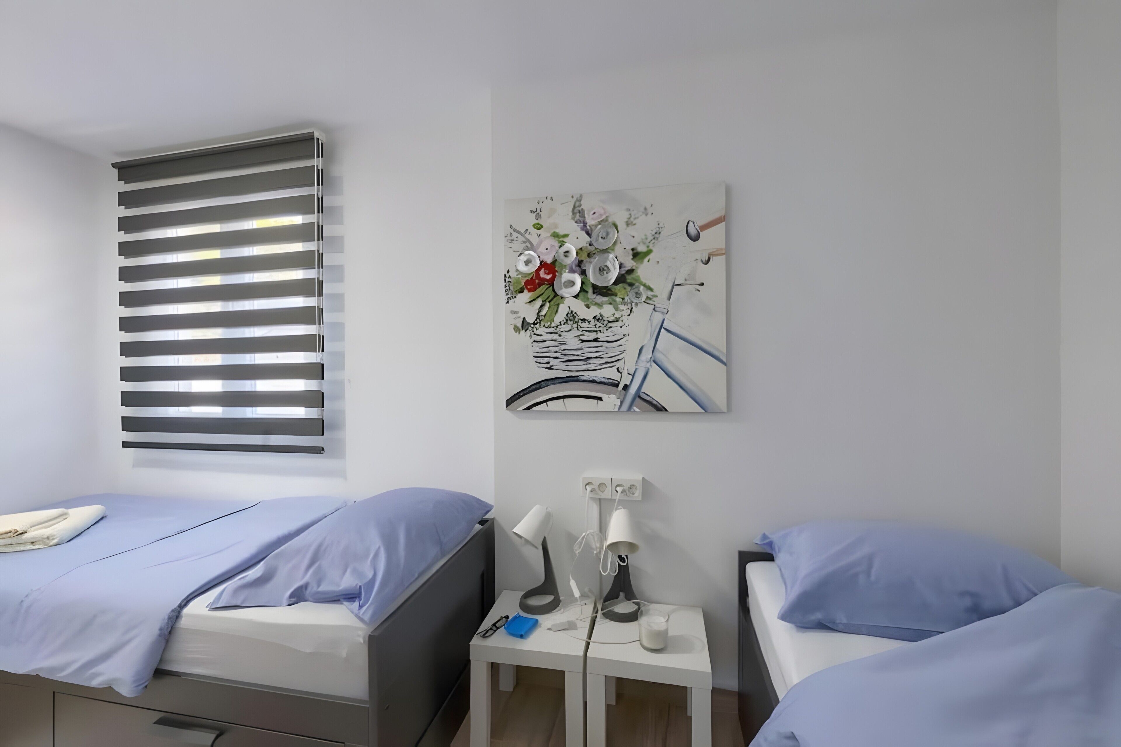 Tabla de planchar con plancha, wifi, ropa de cama