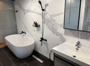 Bathroom - 商務會議民宿 ,建築師風格民宿,整棟玻璃建築,夜景視野美,宜蘭唯一一間可開會的民宿。 (Yilan County)