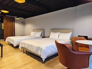 Room - 商務會議民宿 ,建築師風格民宿,整棟玻璃建築,夜景視野美,宜蘭唯一一間可開會的民宿。 (Yilan County)