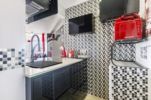 A compact kitchen with a sink, a toaster, and a red appliance on the counter. - Algarrobo Beach 7, Algarrobo Costa (Algarrobo Costa)