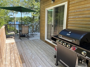 Outdoor dining - Charming 3-bedroom waterfront cottage in lovely Hope (Hope)