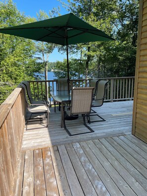 Outdoor dining - Charming 3-bedroom waterfront cottage in lovely Hope (Hope)