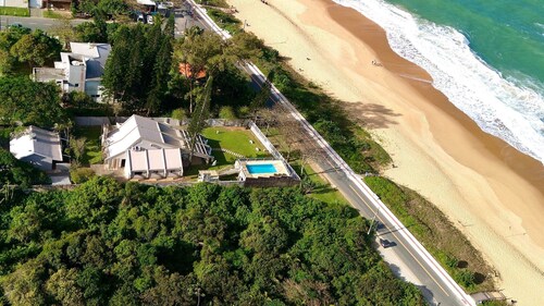 ASA Casa Frente Mar Pe na Areia Piscina BC