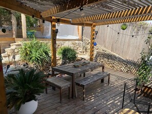 Outdoor dining - Serene 2-bedroom apartment with AC in charming Cassis (Cassis)