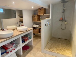 Towels, toilet paper - Serene 2-bedroom apartment with AC in charming Cassis (Cassis)