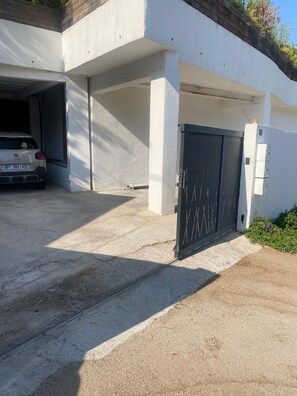 A modern building with a white facade, a concrete entrance, and a black gate. - Cozy 3BR Apt w/ AC Cassis (Cassis)