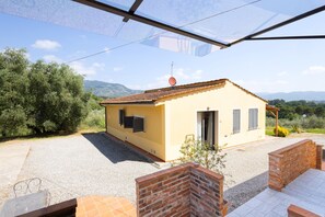 Exterior - Gaetano Spadaro Estate, La Rosa Room (Capannori)