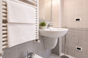 Bathroom - Gaetano Spadaro Estate, La Rosa Room (Capannori)