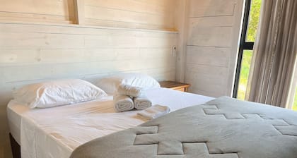 Luxury Chalet Retreat With Jacuzzi & Fireplace