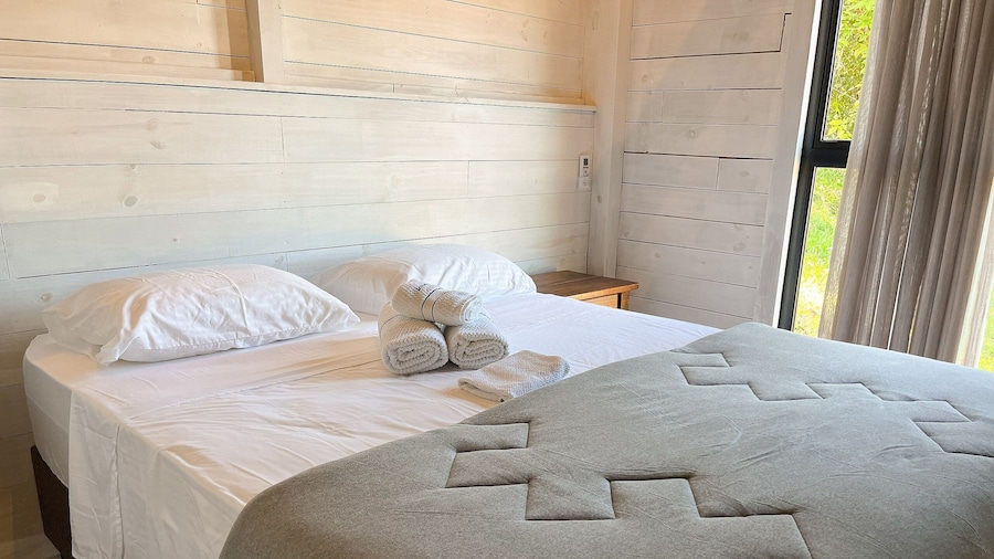 Luxury Chalet Retreat With Jacuzzi & Fireplace