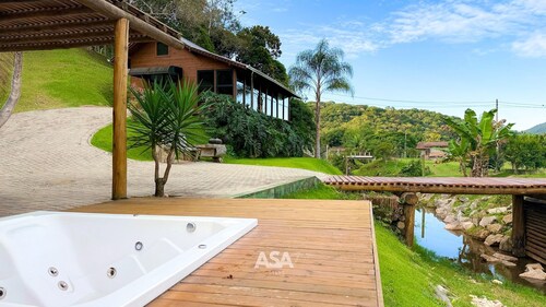 Luxury Chalet Retreat With Jacuzzi & Fireplace
