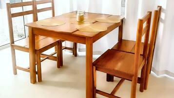 อพาร์ทเมนท์, 1 ห้องนอน, พร้อมสิ่งอำนวยความสะดวกสำหรับผู้พิการ, วิวทะเล | ร้านอาหาร
