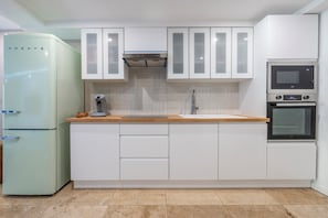 Private kitchen - Exceptional Home • 4 Suites • Along the Marne River • Joinville (Joinville-le-Pont)
