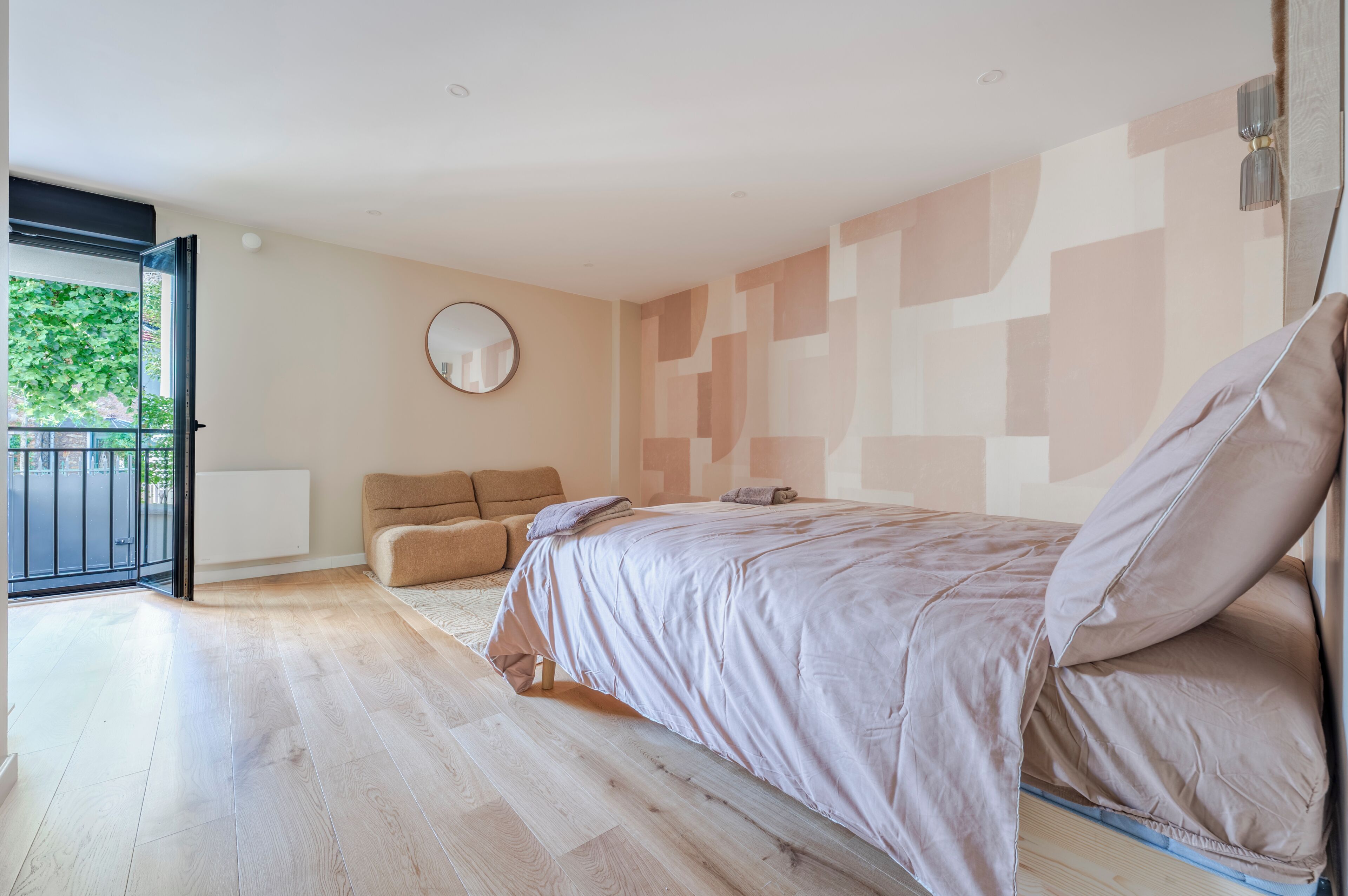 4 bedrooms, iron/ironing board, internet, bed sheets