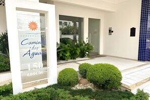 A modern building entrance with a sign indicating a price of 150 euros per night. - ASA Apto Praia Central Amplo 2QT BC (Balneário Camboriú)