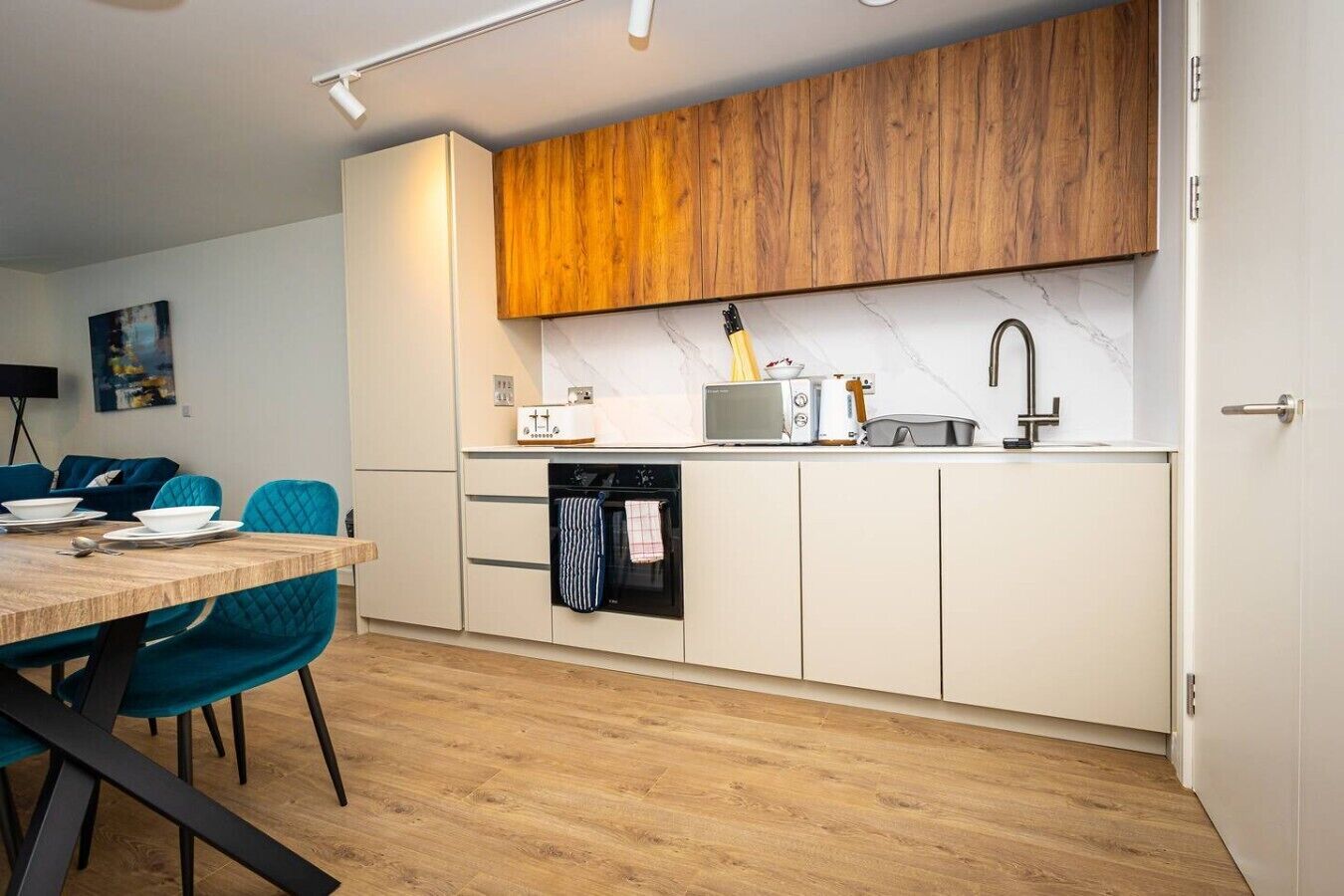Coffee/tea maker, fridge, microwave, oven