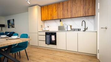 Coffee/tea maker, fridge, microwave, oven