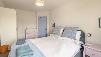 3 bedrooms, desk, iron/ironing board, travel cot