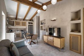 Villa exclusiva, vista al jardín | Área de sala de estar | Televisión de pantalla plana de 40 pulgadas con canales digitales 
