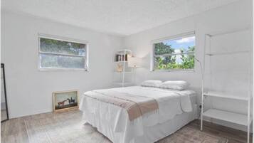 2 bedrooms, iron/ironing board, WiFi, bed sheets