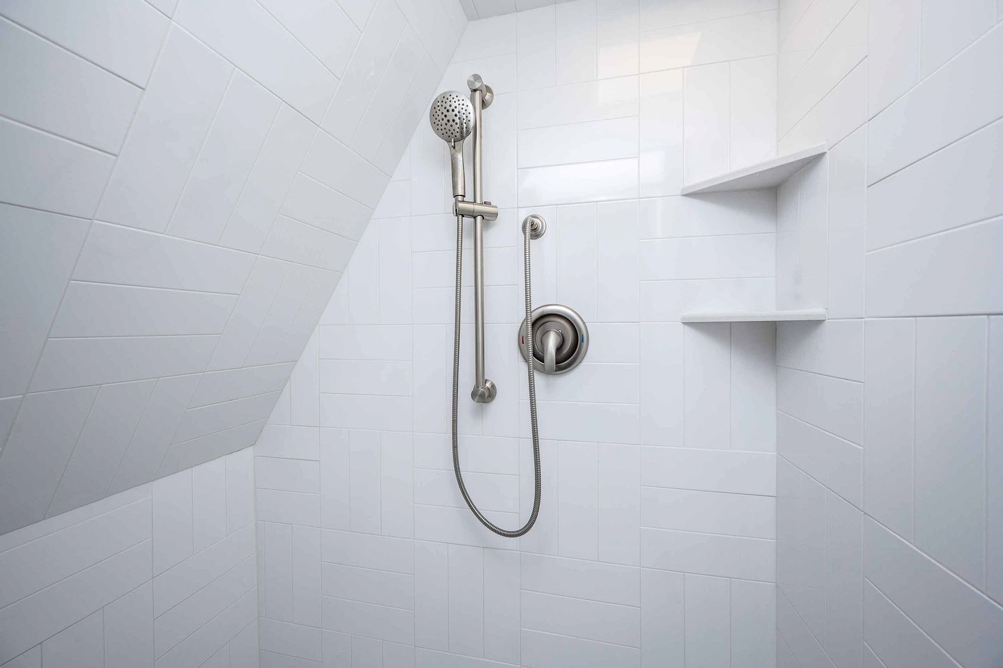 Toalhas de banho, sabonete, shampoo, papel higiênico