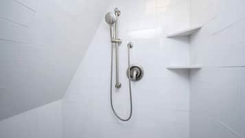 Toalhas de banho, sabonete, shampoo, papel higiênico