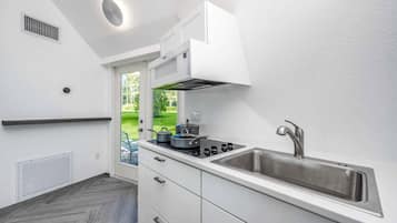 Coffee/tea maker, fridge, microwave, oven