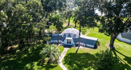 Lakefront Tiny House with Sunrise Deck & BBQ Area in Clemont, Florida