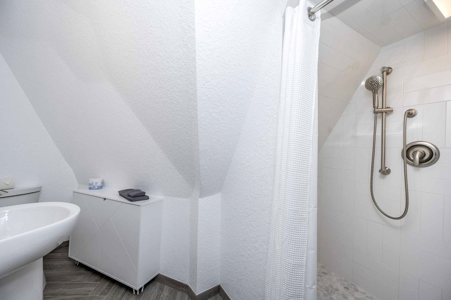 Toallas, jabón, shampoo, papel higiénico