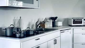 Coffee/tea maker, fridge, microwave, oven