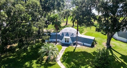 Lakefront Tiny House with Sunrise Deck & BBQ Area in Clemont, Florida