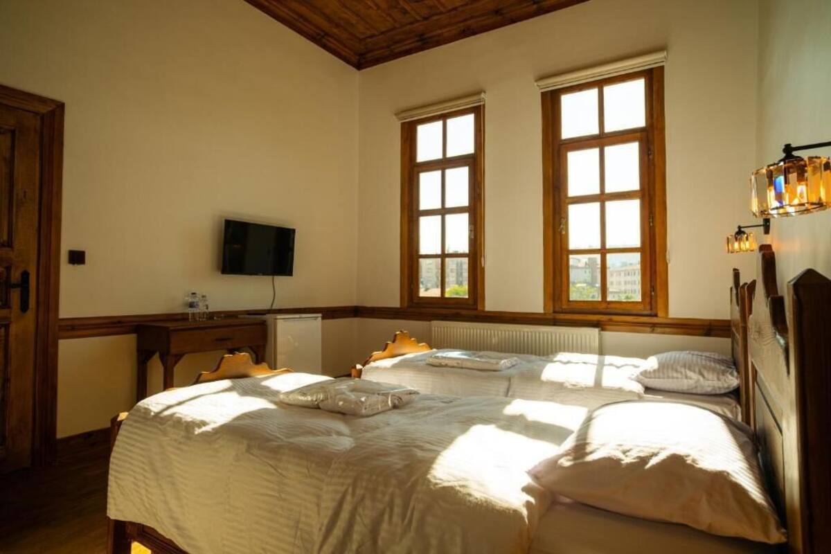 Habitación con 1 cama doble o 2 individuales, vistas a la ciudad | Escritorio y wifi gratis