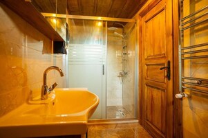 Habitación con 1 cama doble o 2 individuales, vistas a la ciudad | Baño | Ducha, secador de pelo, toallas y jabón