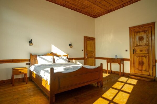 Habitación doble, vista a la ciudad | Escritorio y wifi gratis 