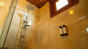 Douche, séchoir à cheveux, serviettes fournies, savon