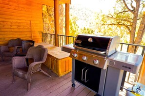 Outdoor dining - Enormous Cabin with Game Room Perfect for Large Groups in Orderville, Utah (Orderville)