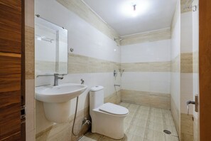 Shower, towels, soap - Hotel Aditya Grand Inn (Guntur)