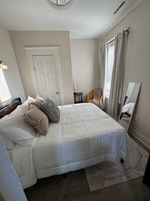 Iron/ironing board, travel cot, free WiFi, bed sheets - Cozy 2DR Apartment — Near Downtown Schenectady & Union College (Schenectady)