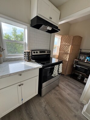 Coffee/tea maker, fridge, microwave, oven - Cozy 2DR Apartment — Near Downtown Schenectady & Union College (Schenectady)