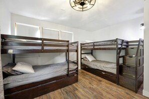 A room with two bunk beds, wooden flooring, and a ceiling light fixture. - Wonderful Cabin with Fireplace, Fire Pit and Barbecue in Glendale, Utah (Glendale)