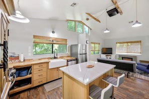Private kitchen - Wonderful Cabin with Fireplace, Fire Pit and Barbecue in Glendale, Utah (Glendale)